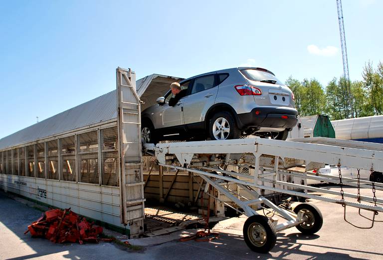Транспортировать жд сеткой автомобиль стоимость из Омска в Новосибирск